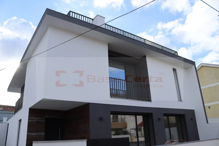 Moradia T5 para Venda em Santa Iria de Azoia, São João da Talha e Bobadela Foto 3