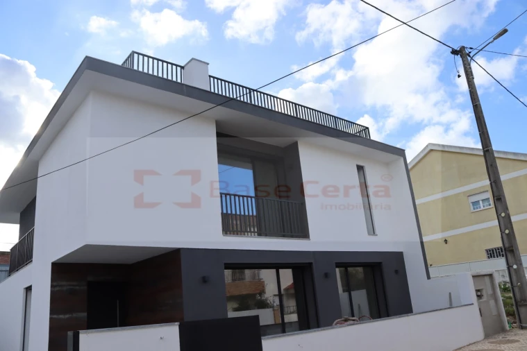 Moradia T5 para Venda em Santa Iria de Azoia, São João da Talha e Bobadela Foto 16