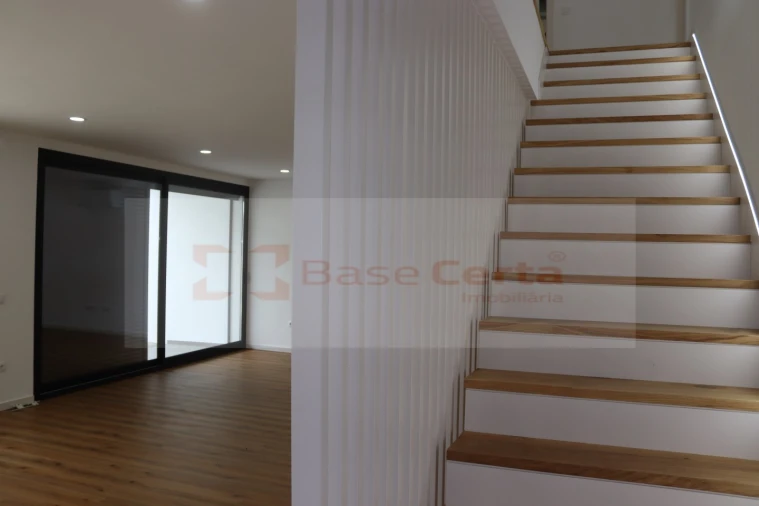 Moradia T5 para Venda em Santa Iria de Azoia, São João da Talha e Bobadela Foto 11