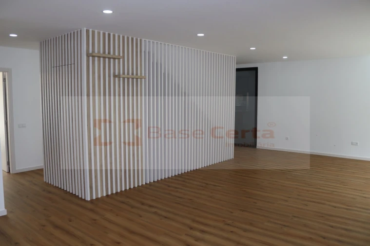 Moradia T5 para Venda em Santa Iria de Azoia, São João da Talha e Bobadela Foto 2