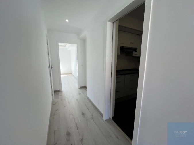 Apartamento T2 para Venda em Carnide Foto 8