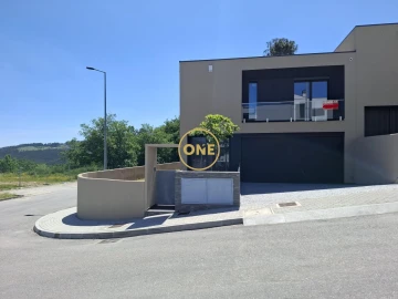 Moradia T3 para Venda em Lanhoso