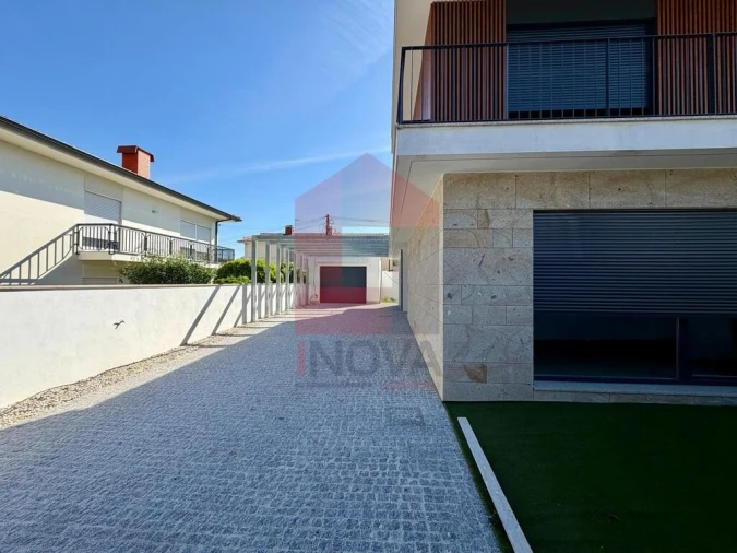 Moradia T4 para Venda em Palmeira Foto 30