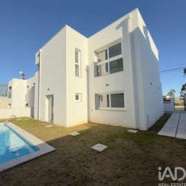Moradia T3 para Arrendamento em Rio de Mouro