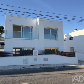 Moradia T3 para Arrendamento em Rio de Mouro