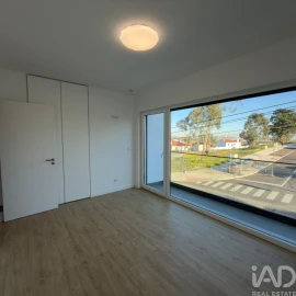 Moradia T3 para Arrendamento em Rio de Mouro