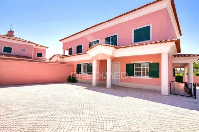 Moradia T7 para Venda em Rio de Mouro