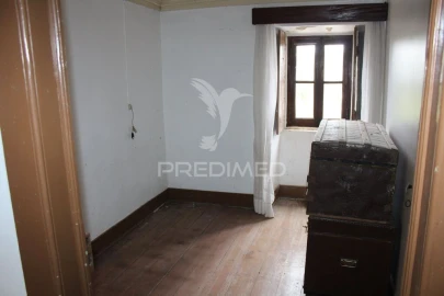 Moradia T4 para Venda em Pussos São Pedro