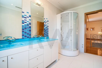 Moradia T4 para Venda em Águas Livres