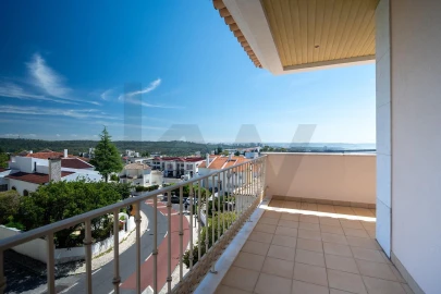 Moradia T4 para Venda em Águas Livres