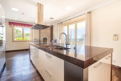 Moradia T4 para Venda em Águas Livres