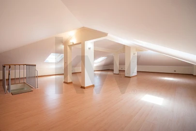 Moradia T4 para Venda em Águas Livres