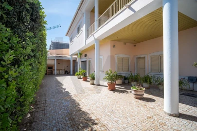 Moradia T4 para Venda em Águas Livres