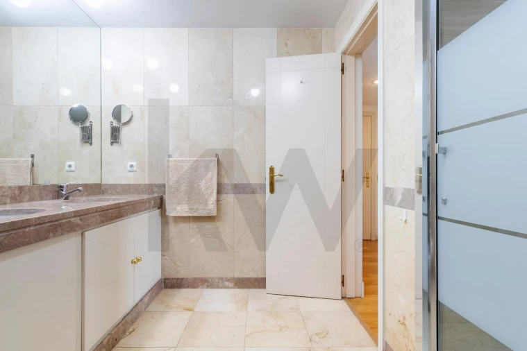 Apartamento T4 para Venda em Campolide Foto 40