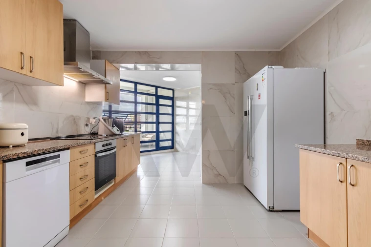 Apartamento T4 para Venda em Campolide Foto 9