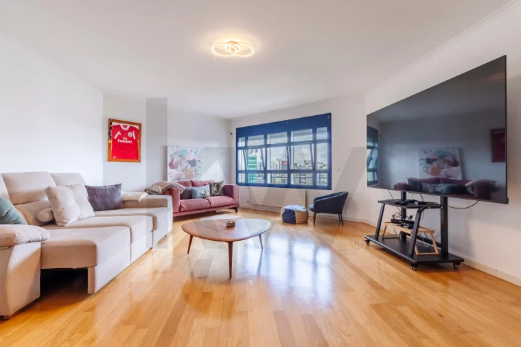 Apartamento T4 para Venda em Campolide Foto 3