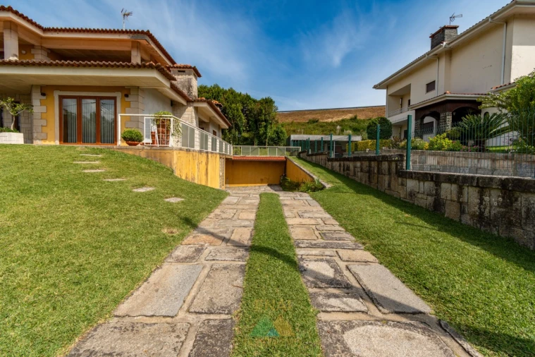 Moradia T4 para Venda em Sequeira Foto 5
