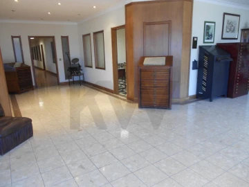 Armazém para Venda em Algueirão-Mem Martins