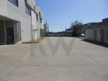 Armazém para Venda em Algueirão-Mem Martins