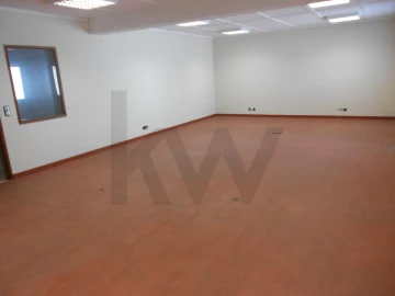 Armazém para Venda em Algueirão-Mem Martins