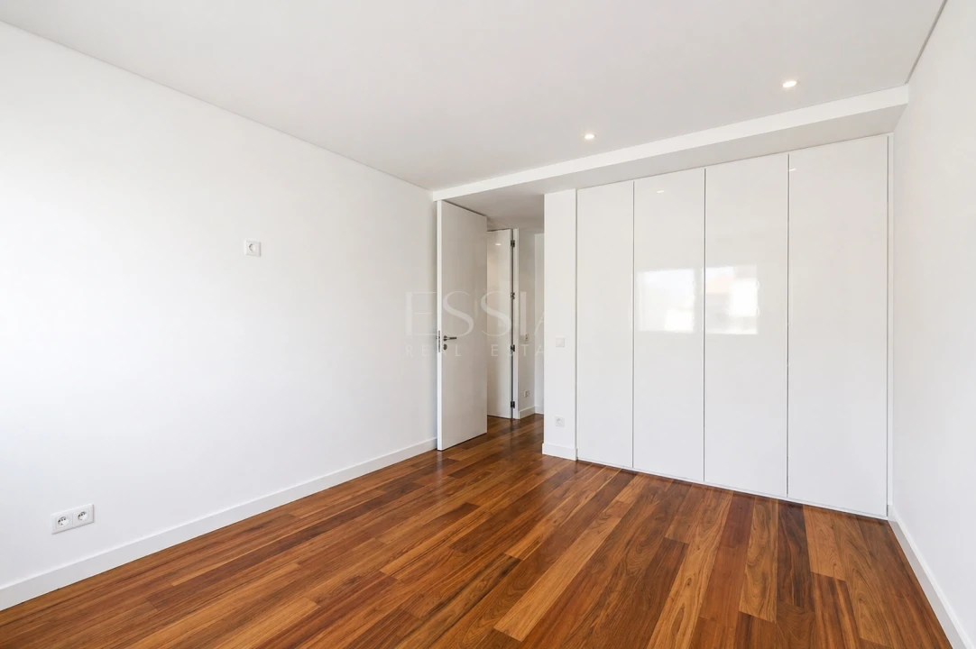 Apartamento T4 para Venda em Lordelo do Ouro e Massarelos Foto 4