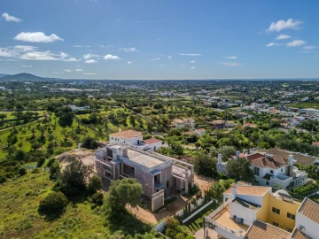 Moradia T6 para Venda em Quarteira