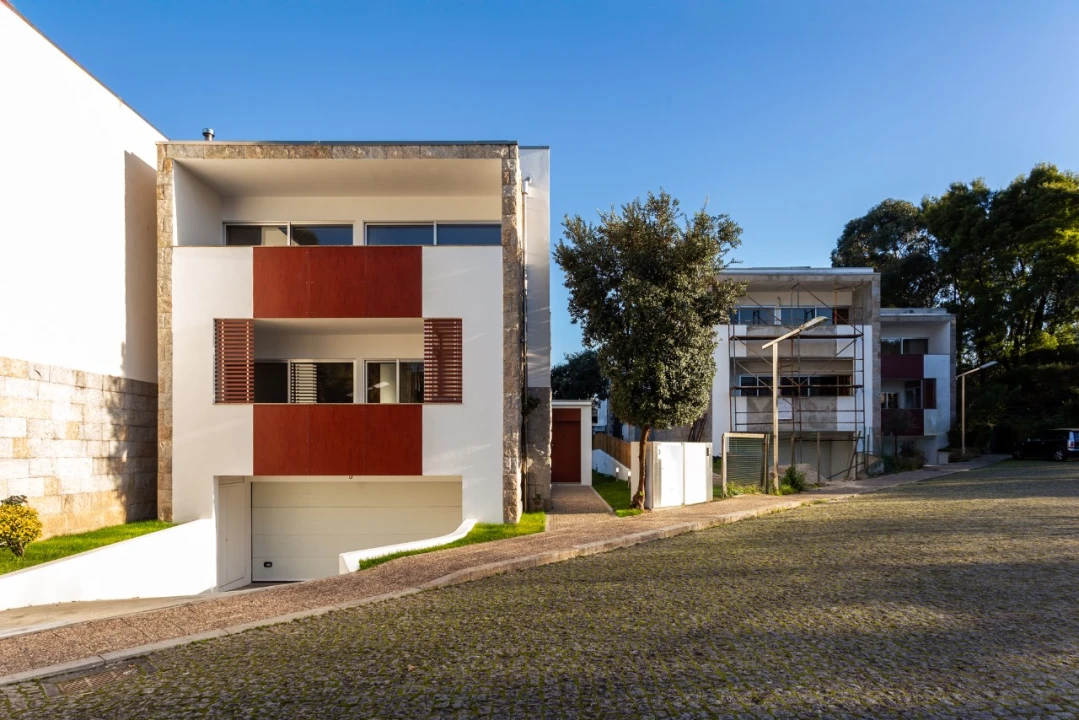 Moradia T4 para Venda em Oliveira do Douro Foto 2