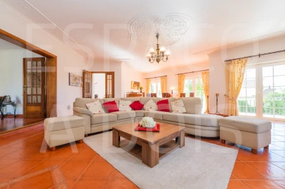 Moradia T5 para Venda em Algueirão-Mem Martins