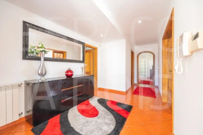 Moradia T5 para Venda em Algueirão-Mem Martins