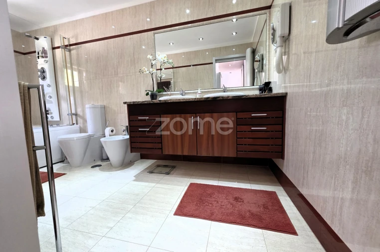 Moradia T4 para Venda em Quarteira Foto 12