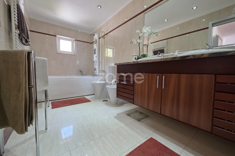 Moradia T4 para Venda em Quarteira Foto 13