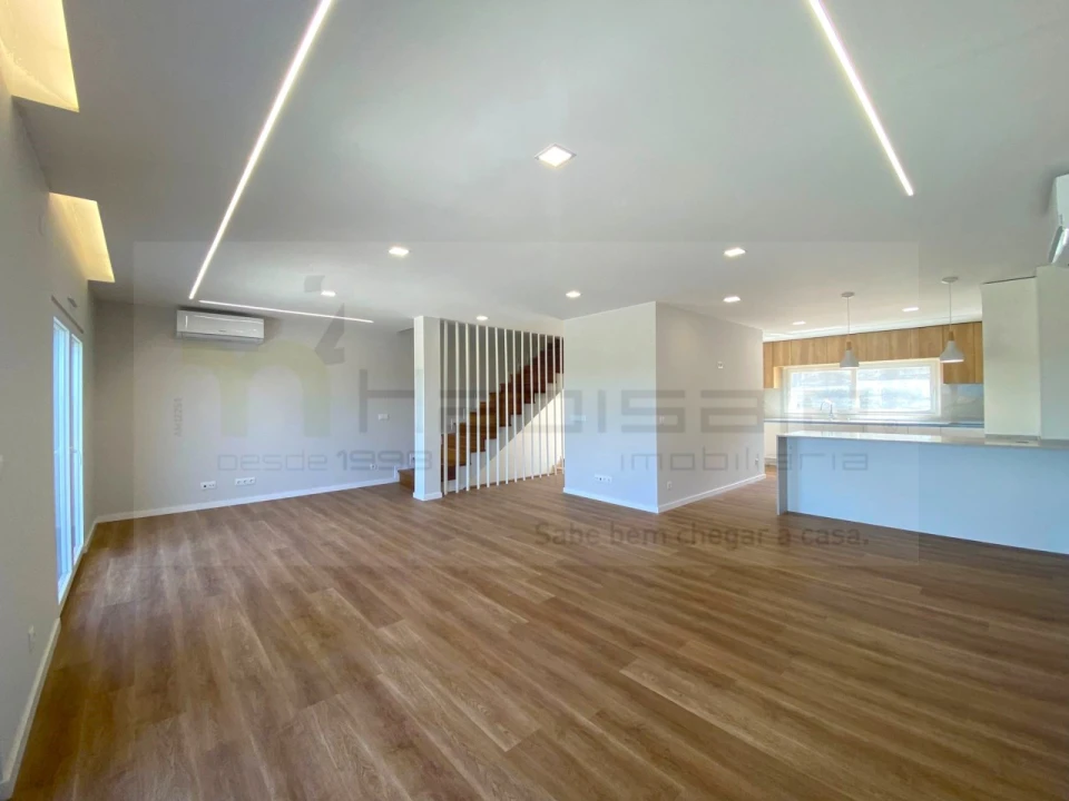 Moradia T3 para Venda em Almargem do Bispo, Pêro Pinheiro e Montelavar Foto 1