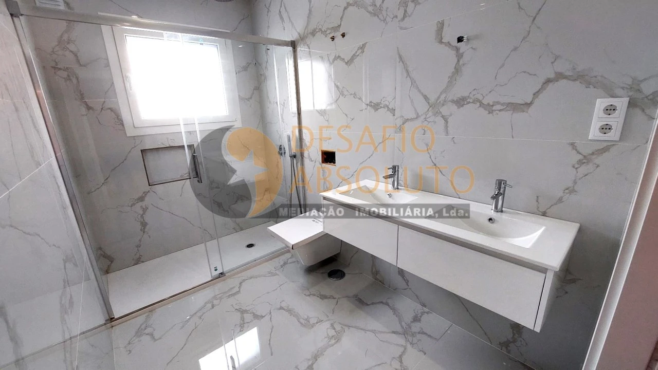 Moradia T4 para Venda em Fernao Ferro Foto 16