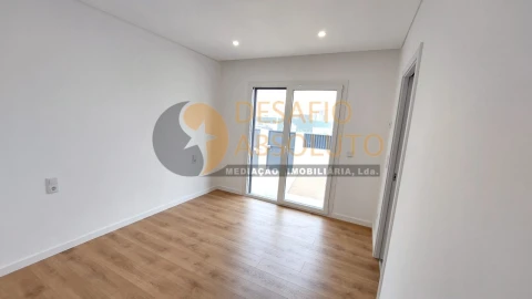 Moradia T4 para Venda em Fernao Ferro