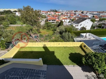 Moradia T5 para Venda em Laranjeiro e Feijó