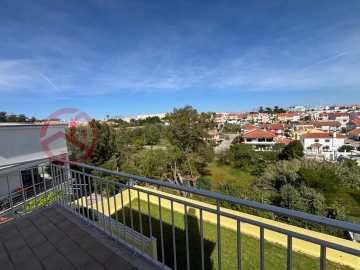 Moradia T5 para Venda em Laranjeiro e Feijó