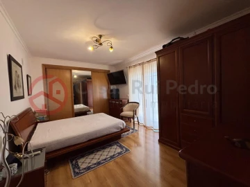 Moradia T5 para Venda em Laranjeiro e Feijó