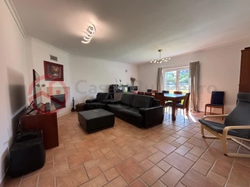 Moradia T5 para Venda em Laranjeiro e Feijó