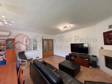 Moradia T5 para Venda em Laranjeiro e Feijó