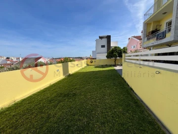 Moradia T5 para Venda em Laranjeiro e Feijó