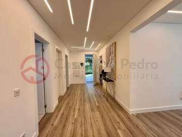 Moradia T4 para Venda em Charneca de Caparica e Sobreda