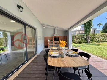 Moradia T4 para Venda em Charneca de Caparica e Sobreda