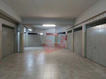 Garagem para Arrendamento em Almada, Cova da Piedade, Pragal e Cacilhas