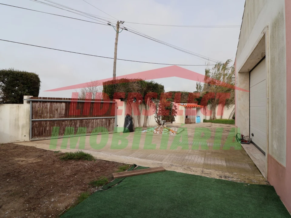 Moradia T1 para Venda em Encarnação Foto 12