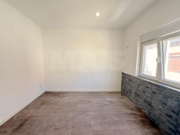 Moradia T2 para Arrendamento em Nossa Senhora do Pópulo, Coto e São Gregório