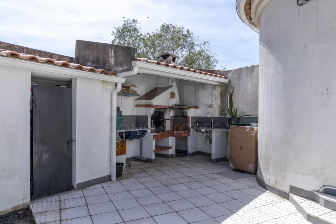 Moradia T5 para Venda em Ramada e Caneças Foto 1