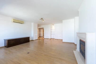 Apartamento T5 para Venda em Faro (Sé e São Pedro)