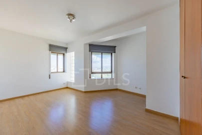 Apartamento T5 para Venda em Faro (Sé e São Pedro)