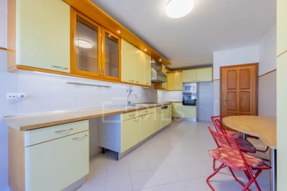 Apartamento T5 para Venda em Faro (Sé e São Pedro)