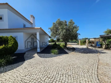 Moradia T4 para Venda em Loule (São Sebastião)